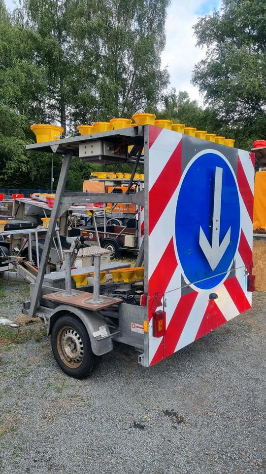 Nissen VZ616 Absperrtafel Absperranhänger Vorwarntafel Vorwarner Sperrwand Verkehrsleittafel Verkehrsleitanhänger - Trailer: picture 1 Nissen VZ616 Absperrtafel Absperranhänger Vorwarntafel Vorwarner Sperrwand Verkehrsleittafel Verkehrsleitanhänger - Trailer: picture 1
