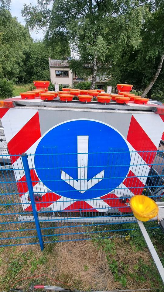 Trebbiner Absperrtafel VZ616 LED Funkwarnmeldeanlage Absperrtafel Sperrwand Verkehrsleittafel Verkehrsleitanhänger Verkehrssicherungsanhänger Leitanhänger Leittafel Verkehrssicherung Nissen Horizont - Trailer: picture 4 Trebbiner Absperrtafel VZ616 LED Funkwarnmeldeanlage Absperrtafel Sperrwand Verkehrsleittafel Verkehrsleitanhänger Verkehrssicherungsanhänger Leitanhänger Leittafel Verkehrssicherung Nissen Horizont - Trailer: picture 4