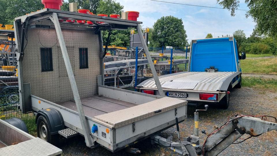 Trebbiner Absperrtafel VZ616 LED Funkwarnmeldeanlage Absperrtafel Sperrwand Verkehrsleittafel Verkehrsleitanhänger Verkehrssicherungsanhänger Leitanhänger Leittafel Verkehrssicherung Nissen Horizont - Trailer: picture 2 Trebbiner Absperrtafel VZ616 LED Funkwarnmeldeanlage Absperrtafel Sperrwand Verkehrsleittafel Verkehrsleitanhänger Verkehrssicherungsanhänger Leitanhänger Leittafel Verkehrssicherung Nissen Horizont - Trailer: picture 2