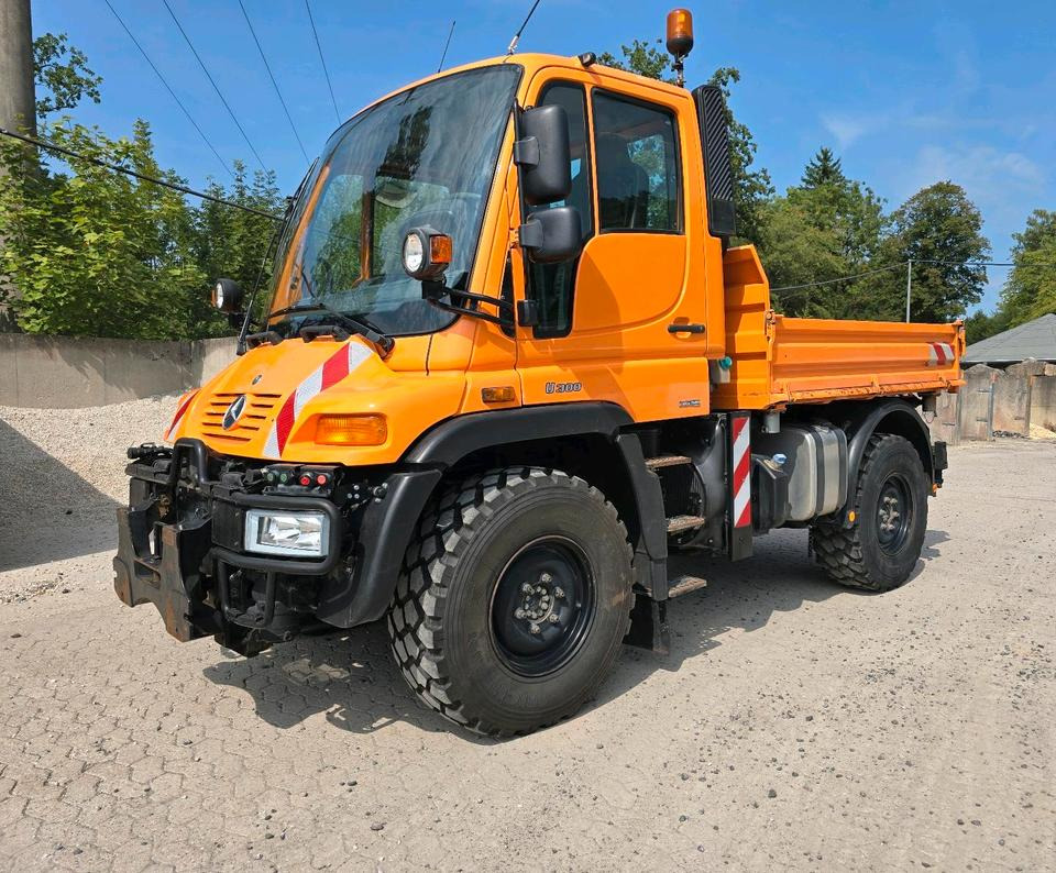 Unimog 405/10 U300 Bluetec 4 Automatik EAS Mercedes-Benz U 300 UGE UGN mit Kipperpritsche - Snow removal vehicle: picture 1 Unimog 405/10 U300 Bluetec 4 Automatik EAS Mercedes-Benz U 300 UGE UGN mit Kipperpritsche - Snow removal vehicle: picture 1