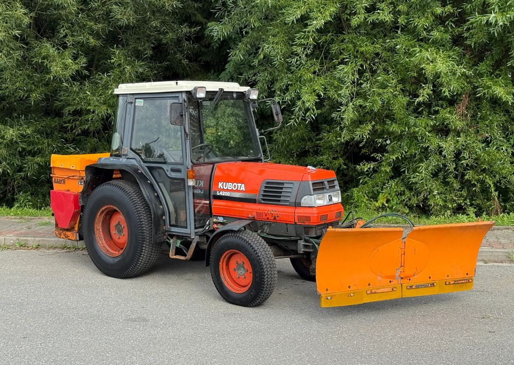 Kubota * Traktor KUBOTA L4200 * 4x4 * Pług Piaskarka * Wałek Przód Tył * Sprowadzony* Zimowe Utrzymanie - Farm tractor: picture 1 Kubota * Traktor KUBOTA L4200 * 4x4 * Pług Piaskarka * Wałek Przód Tył * Sprowadzony* Zimowe Utrzymanie - Farm tractor: picture 1