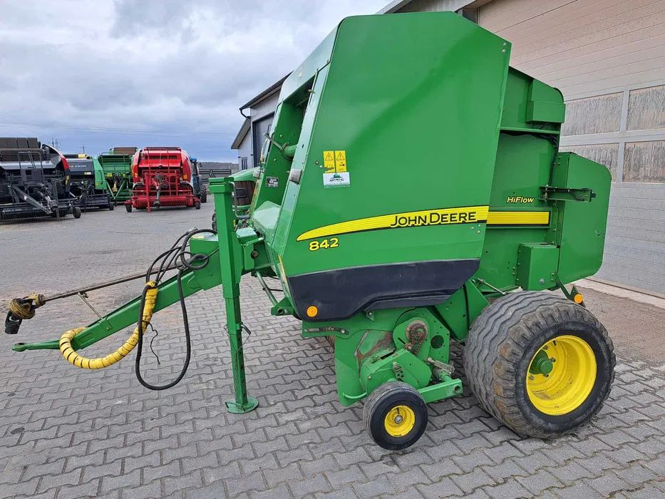 John Deere 842 - Round baler: picture 1 John Deere 842 - Round baler: picture 1