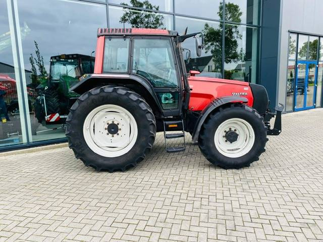 Valtra 6850 Hitech Fronthef+PTO, Airco - Farm tractor: picture 4 Valtra 6850 Hitech Fronthef+PTO, Airco - Farm tractor: picture 4