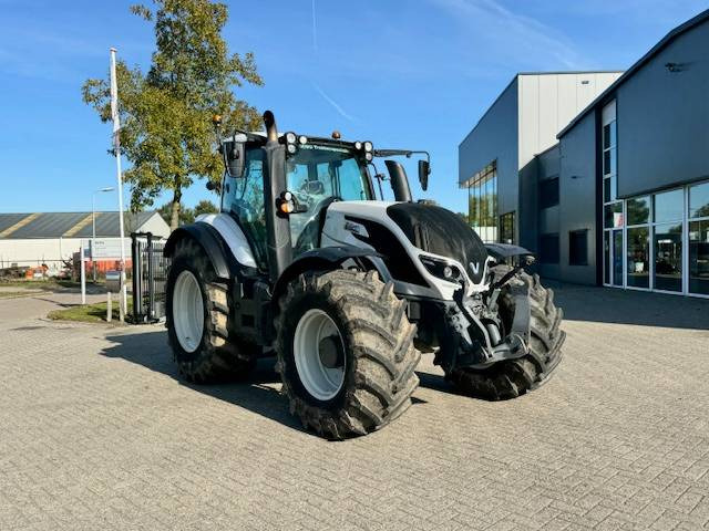 Valtra T214 Versu - Farm tractor: picture 2 Valtra T214 Versu - Farm tractor: picture 2