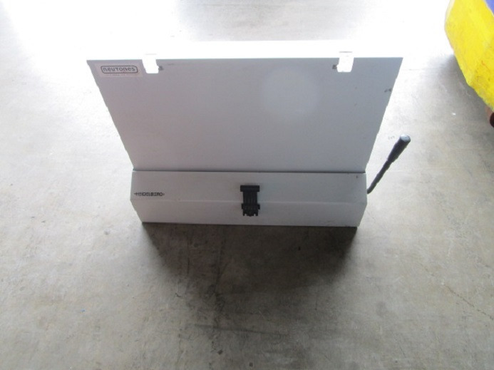 TISCH-PLATTENABKANTGERÄT G2.090.9051/02 FÜR SM 52 - Printing machinery: picture 2 TISCH-PLATTENABKANTGERÄT G2.090.9051/02 FÜR SM 52 - Printing machinery: picture 2