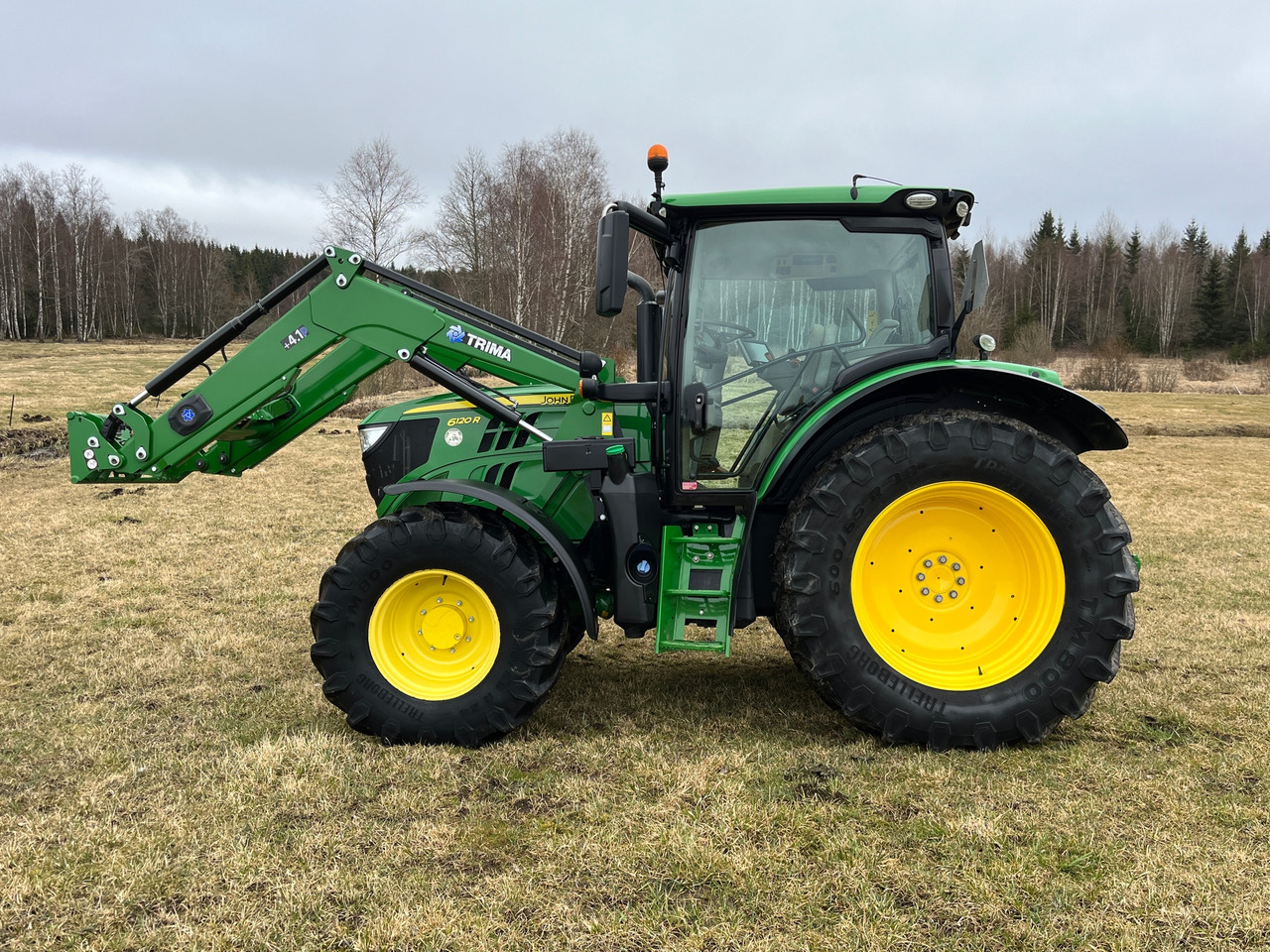 John Deere 6120R - Farm tractor: picture 3 John Deere 6120R - Farm tractor: picture 3
