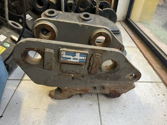 Attache rapide hydraulique Arden qa20 - qa21 - Quick coupler: picture 2 Attache rapide hydraulique Arden qa20 - qa21 - Quick coupler: picture 2