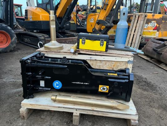 BRH pour minipelle de 2T5 à 4T5 - Hydraulic hammer: picture 1 BRH pour minipelle de 2T5 à 4T5 - Hydraulic hammer: picture 1