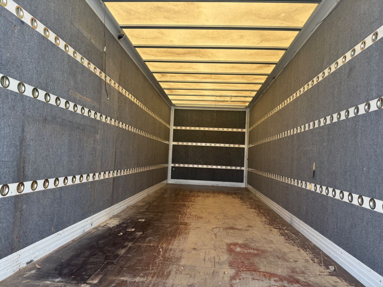 Mercedes-Benz 815 - Box truck: picture 5 Mercedes-Benz 815 - Box truck: picture 5