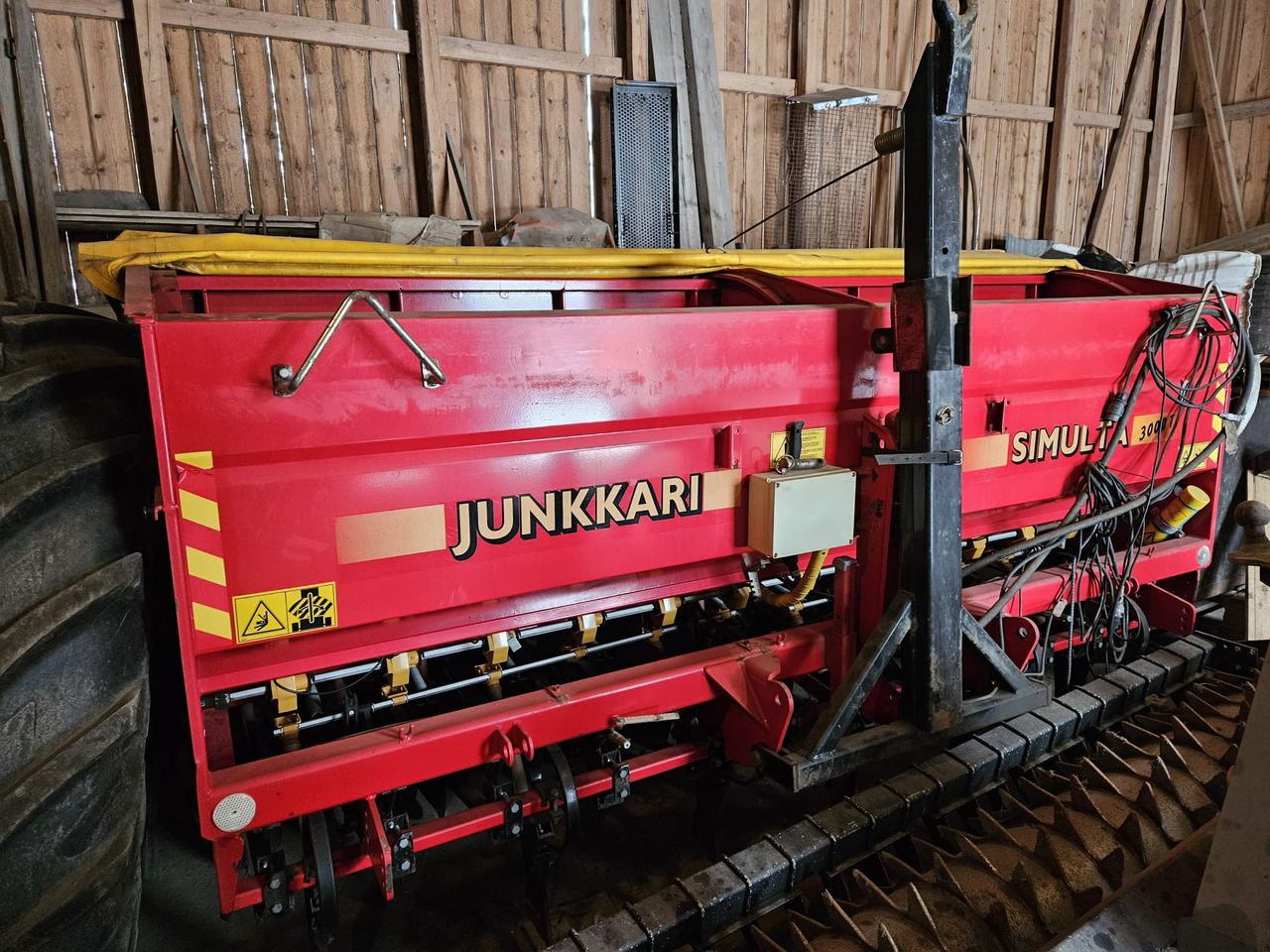 Junkkari Simulta 3000T kiekkovantaat takana - Combine seed drill: picture 1 Junkkari Simulta 3000T kiekkovantaat takana - Combine seed drill: picture 1