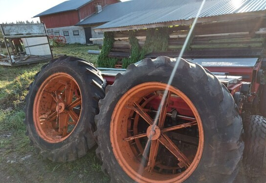 Paripyörät 14.9x38 Salpaset vanteilla - Wheel and tire package for Agricultural machinery: picture 1 Paripyörät 14.9x38 Salpaset vanteilla - Wheel and tire package for Agricultural machinery: picture 1