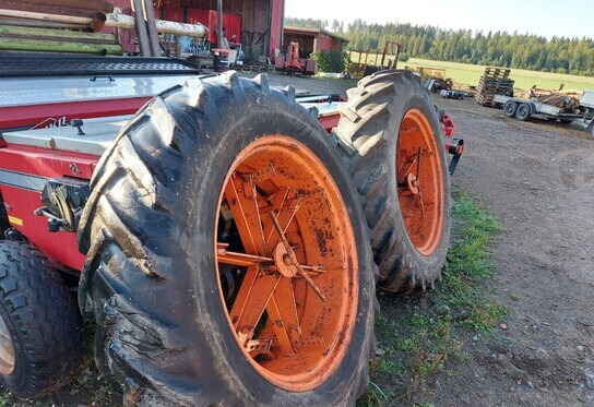 Paripyörät 14.9x38 Salpaset vanteilla - Wheel and tire package for Agricultural machinery: picture 2 Paripyörät 14.9x38 Salpaset vanteilla - Wheel and tire package for Agricultural machinery: picture 2