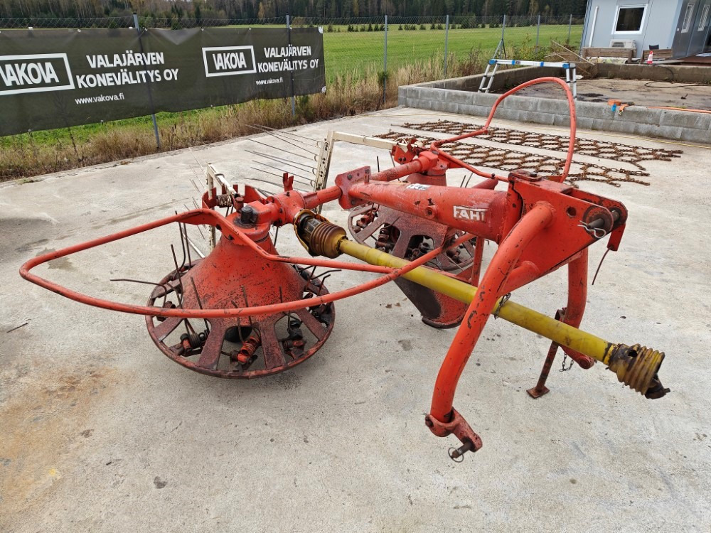 Pyöröharavapöyhin Fahr KU25 karhottimilla Ratasvetoinen harvinainen kone, katso video! - Tedder/ Rake: picture 2 Pyöröharavapöyhin Fahr KU25 karhottimilla Ratasvetoinen harvinainen kone, katso video! - Tedder/ Rake: picture 2