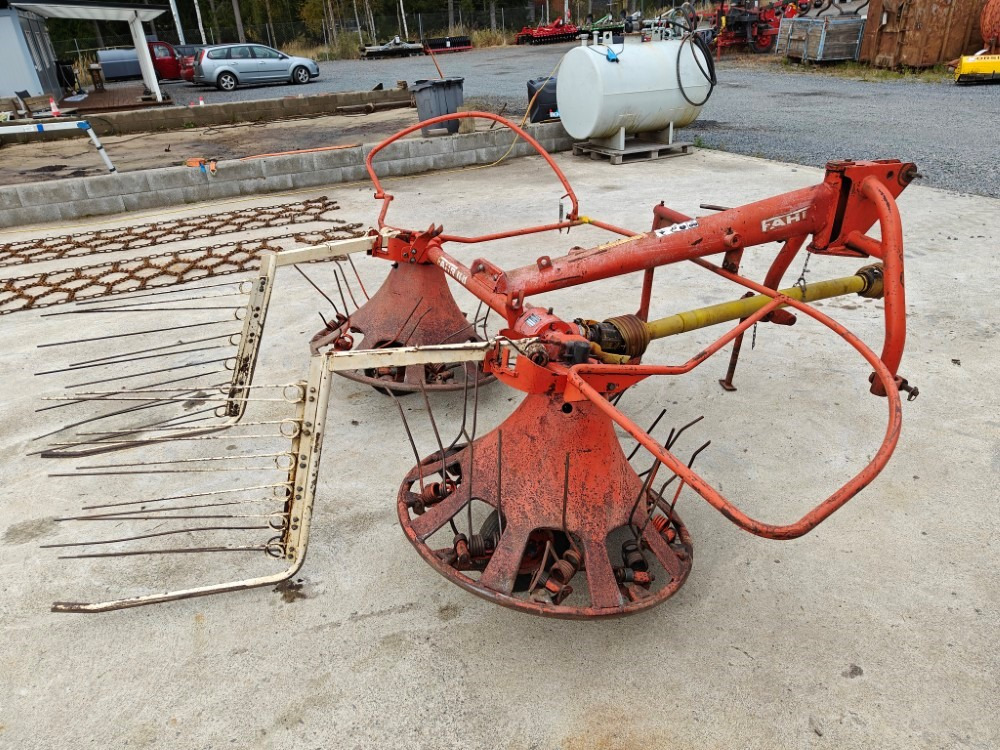 Pyöröharavapöyhin Fahr KU25 karhottimilla Ratasvetoinen harvinainen kone, katso video! - Tedder/ Rake: picture 3 Pyöröharavapöyhin Fahr KU25 karhottimilla Ratasvetoinen harvinainen kone, katso video! - Tedder/ Rake: picture 3