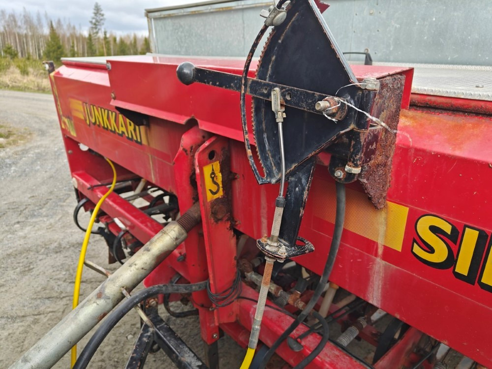 Combine seed drill Simulta-Junkkari 3000T - takapyöräkone - kiekkovantaat takana: picture 17