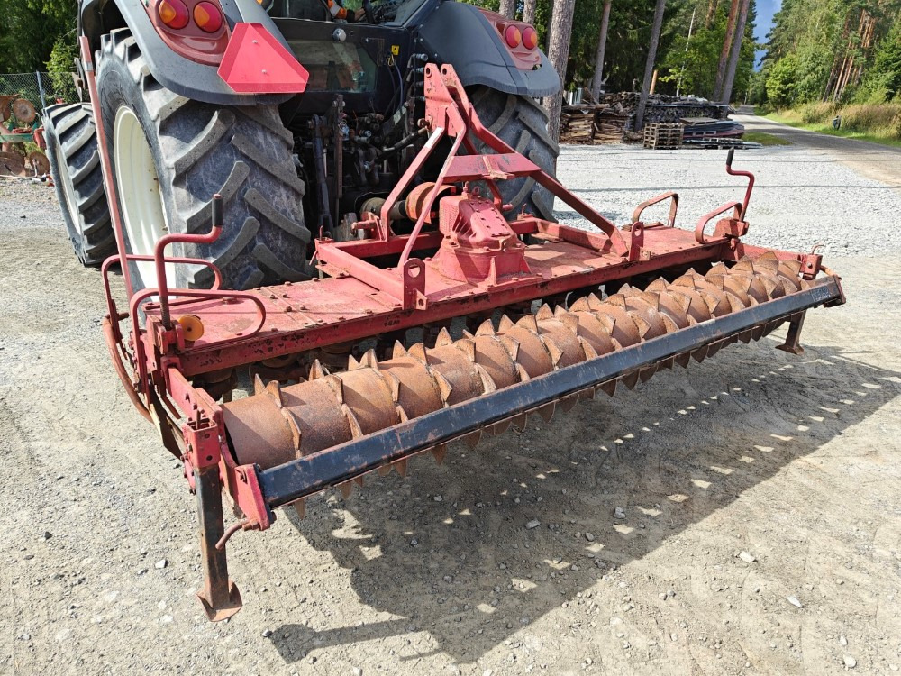 Tempo 300cm vaakatasojyrsin haineväpakkerilla, katso video! - Power harrow: picture 1 Tempo 300cm vaakatasojyrsin haineväpakkerilla, katso video! - Power harrow: picture 1