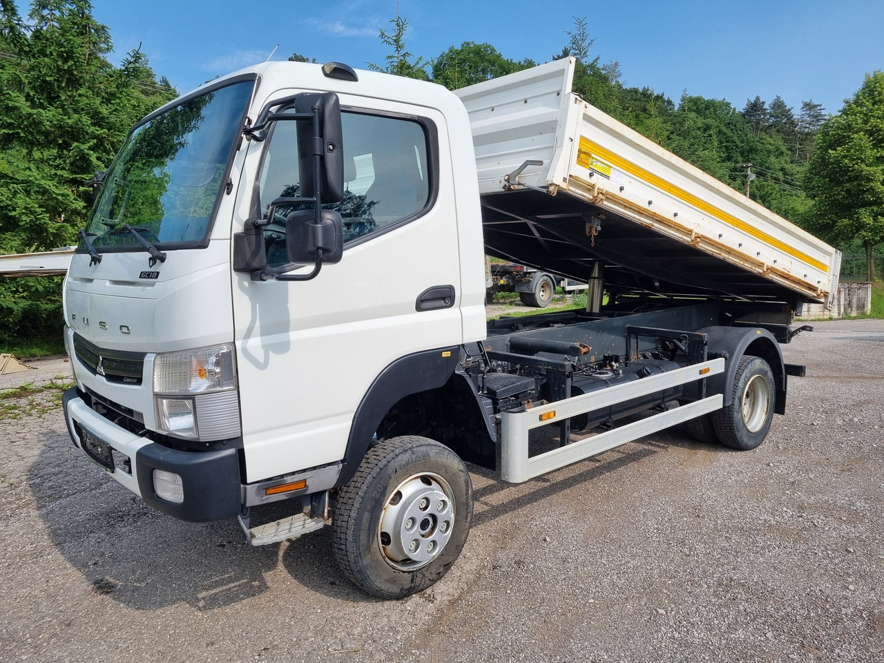 FUSO Canter 6C18 4x4 3 way tipper (only 35tkm) - Tipper: picture 1 FUSO Canter 6C18 4x4 3 way tipper (only 35tkm) - Tipper: picture 1