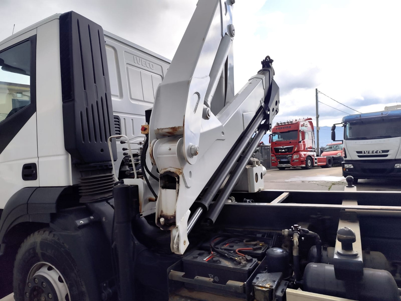 IVECO STRALIS AD 190S31P - Crane truck: picture 3 IVECO STRALIS AD 190S31P - Crane truck: picture 3