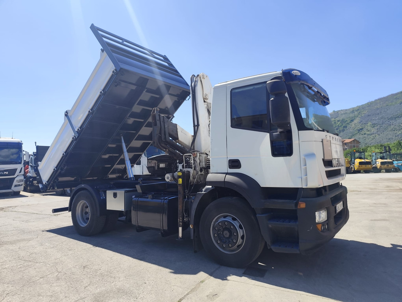 Crane truck IVECO STRALIS CUBE 190S33: picture 12