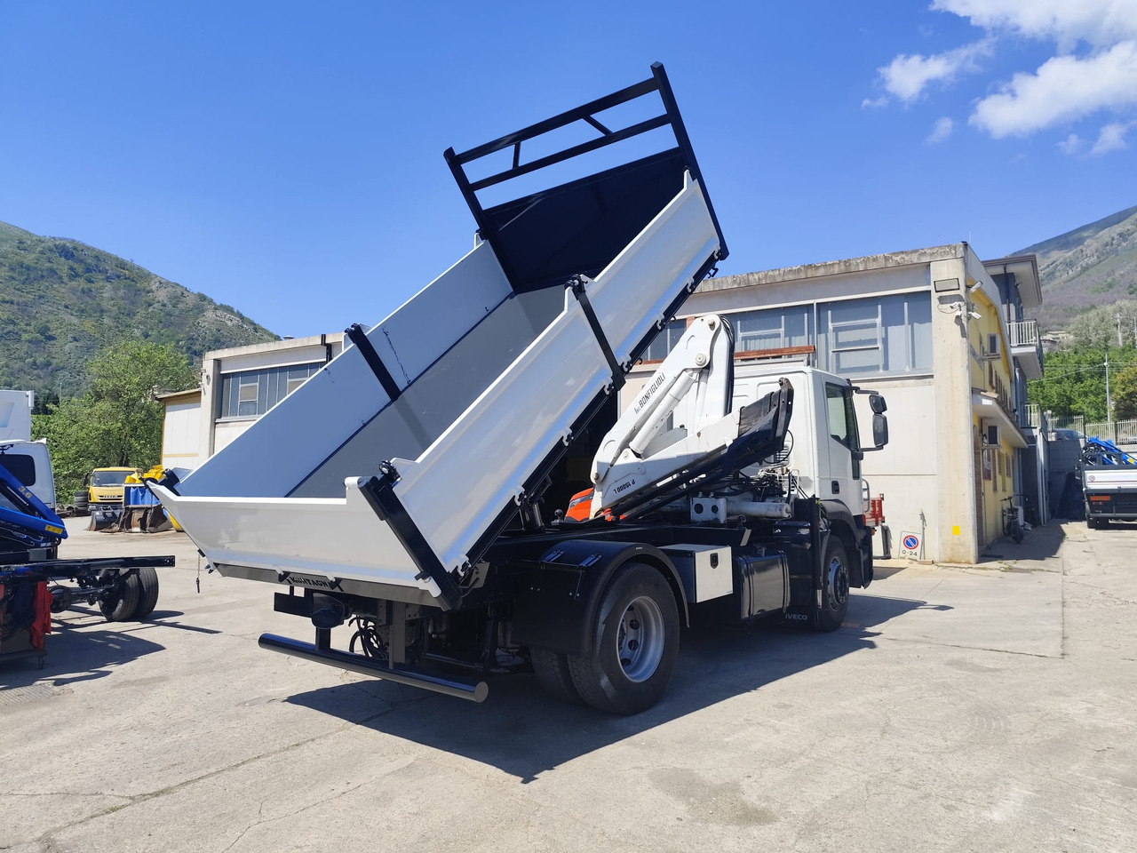 Crane truck IVECO STRALIS CUBE 190S33: picture 11