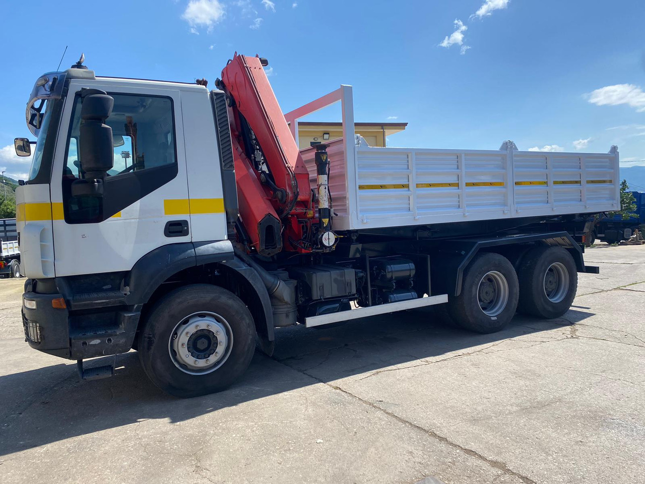 IVECO TRAKKER 260T36 - Crane truck: picture 3 IVECO TRAKKER 260T36 - Crane truck: picture 3