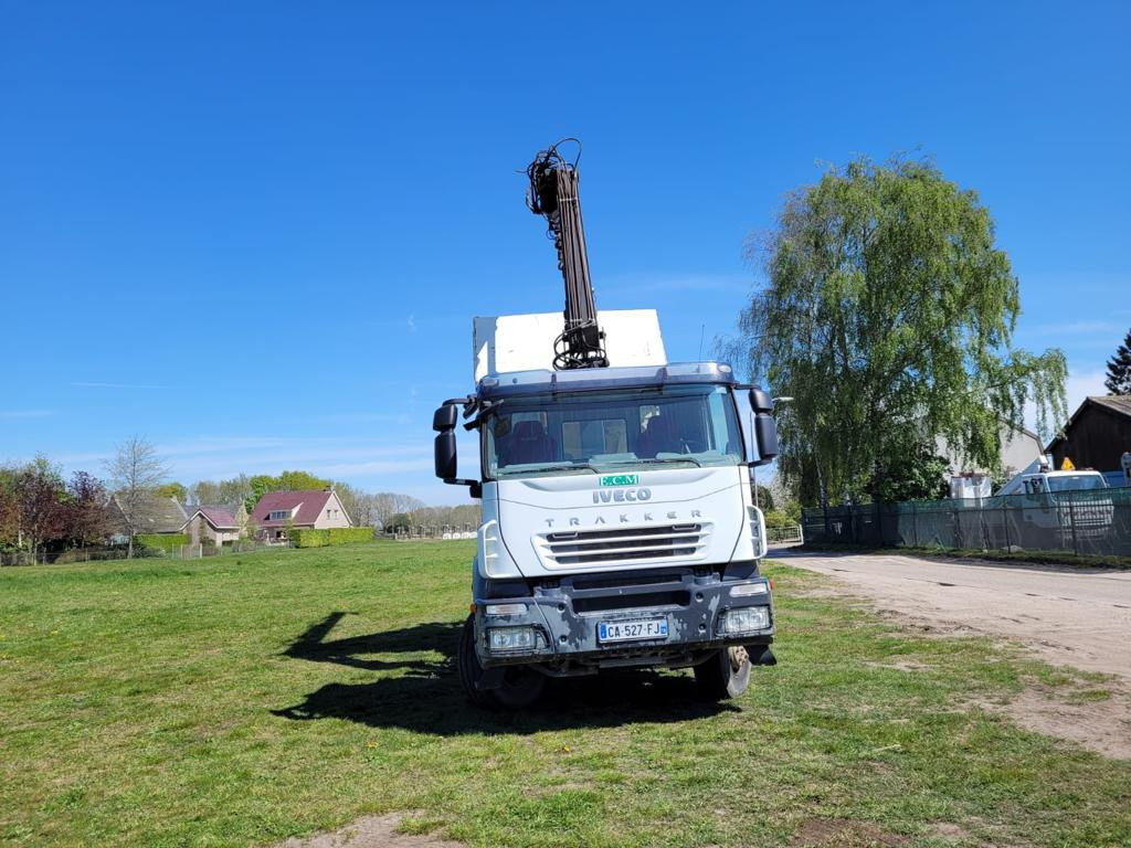 IVECO TRAKKER 260T36 - Crane truck: picture 3 IVECO TRAKKER 260T36 - Crane truck: picture 3