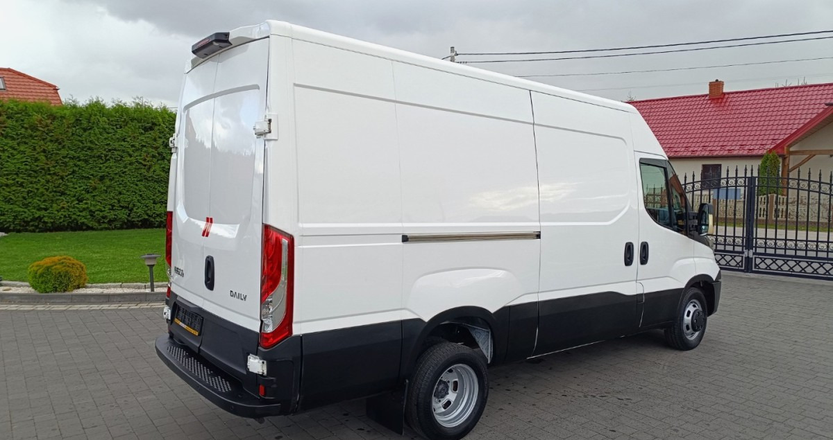 Iveco Daily 35C13 Blaszak L3H2 na bliźniakach VAT 23 - Panel van: picture 4 Iveco Daily 35C13 Blaszak L3H2 na bliźniakach VAT 23 - Panel van: picture 4