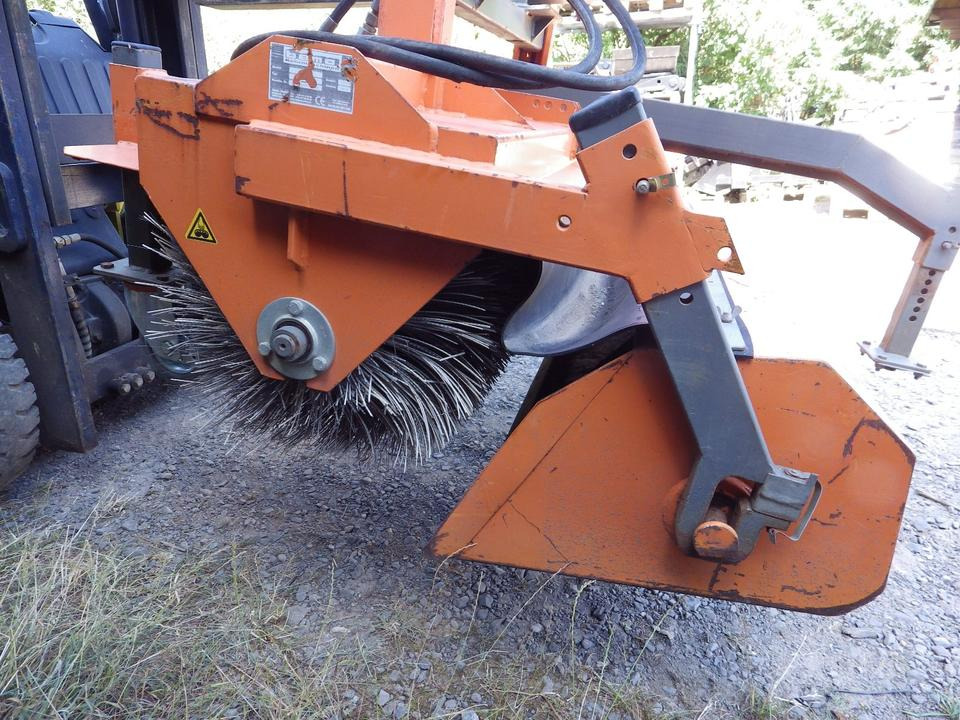 BEMA 25 Kehrmaschine gebraucht (MWST ausweisbar) - Broom: picture 3 BEMA 25 Kehrmaschine gebraucht (MWST ausweisbar) - Broom: picture 3