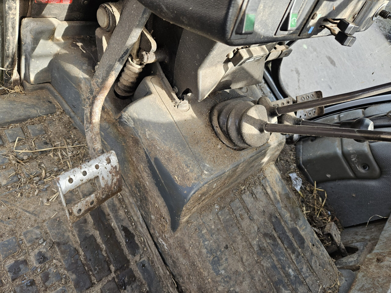 Farm tractor 1990 MF 390 4wd with or without loader: picture 9