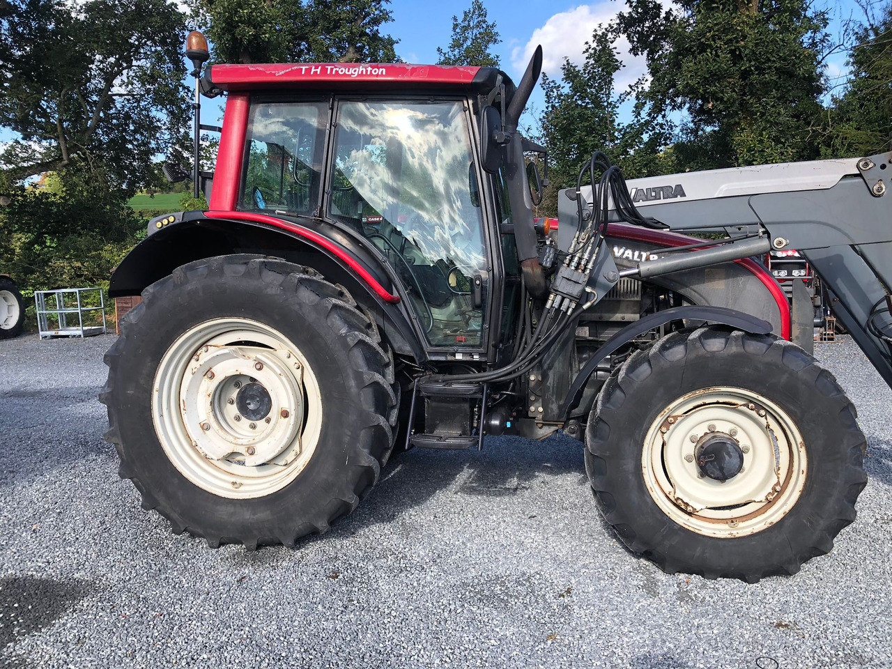 2006 Valtra N121 c/w front loader, 9700 Hrs - Farm tractor: picture 1 2006 Valtra N121 c/w front loader, 9700 Hrs - Farm tractor: picture 1