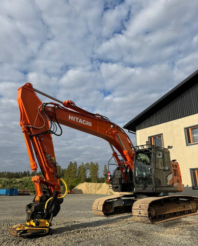 HitachiZX225USLC-7 + Engcon - Crawler excavator: picture 1 HitachiZX225USLC-7 + Engcon - Crawler excavator: picture 1