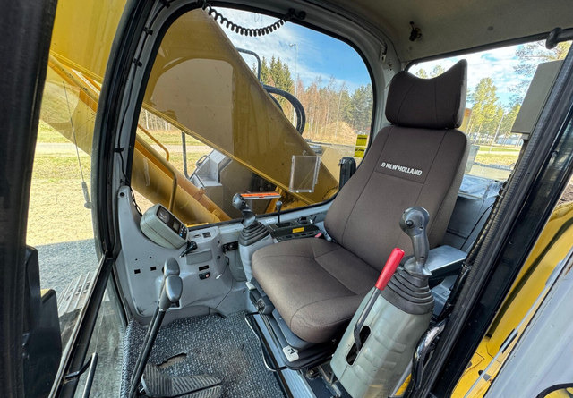 Crawler excavator New HollandE235SR: picture 18