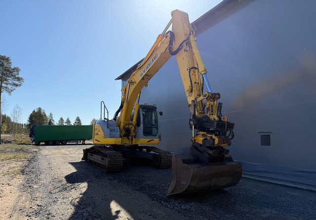 Crawler excavator New HollandE235SR: picture 13