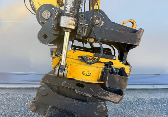 Crawler excavator New HollandE235SR: picture 17