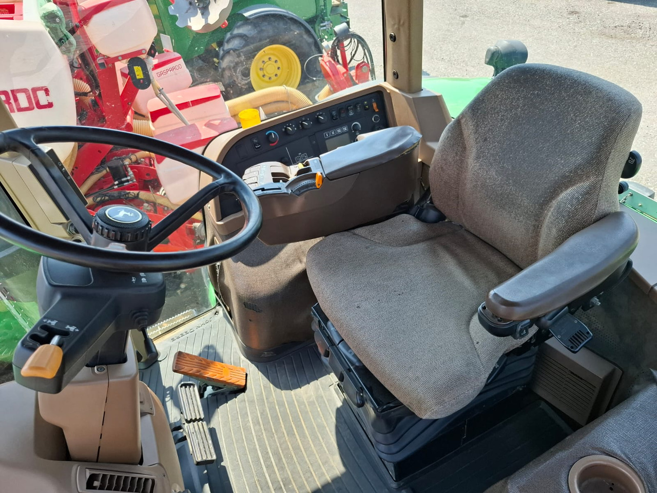 JOHN DEERE 8230 - ASTA AGRIBERTOCCHI - Farm tractor: picture 1 JOHN DEERE 8230 - ASTA AGRIBERTOCCHI - Farm tractor: picture 1