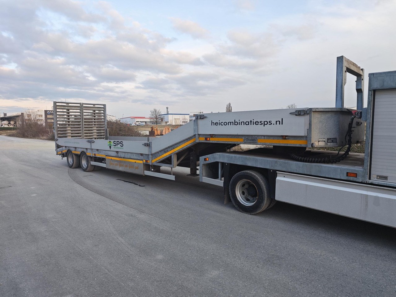 VELDHUIZEN P38-2 & Iveco Eurocargo 90E18 - Low loader semi-trailer: picture 3 VELDHUIZEN P38-2 & Iveco Eurocargo 90E18 - Low loader semi-trailer: picture 3