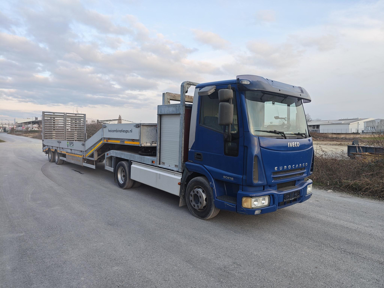 VELDHUIZEN P38-2 & Iveco Eurocargo 90E18 - Low loader semi-trailer: picture 2 VELDHUIZEN P38-2 & Iveco Eurocargo 90E18 - Low loader semi-trailer: picture 2