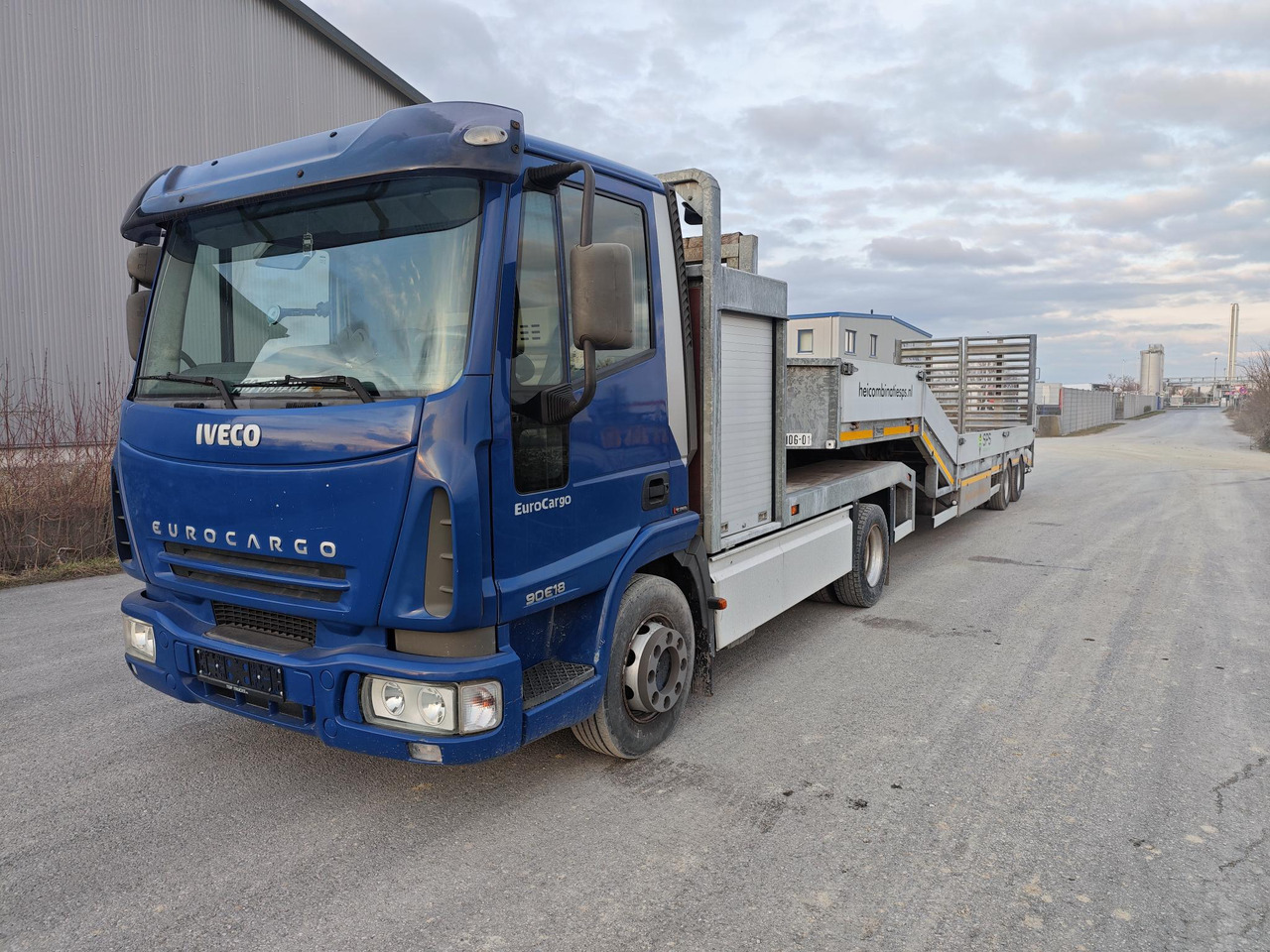 VELDHUIZEN P38-2 & Iveco Eurocargo 90E18 - Low loader semi-trailer: picture 1 VELDHUIZEN P38-2 & Iveco Eurocargo 90E18 - Low loader semi-trailer: picture 1