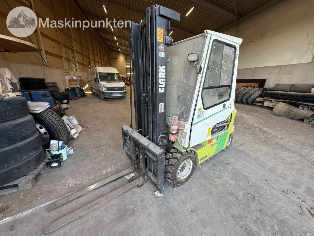Clark CEM 25 - Diesel forklift: picture 2 Clark CEM 25 - Diesel forklift: picture 2