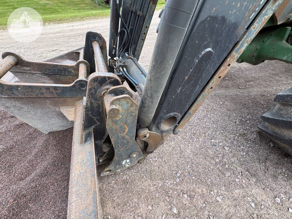 Farm tractor John Deere 7600: picture 28