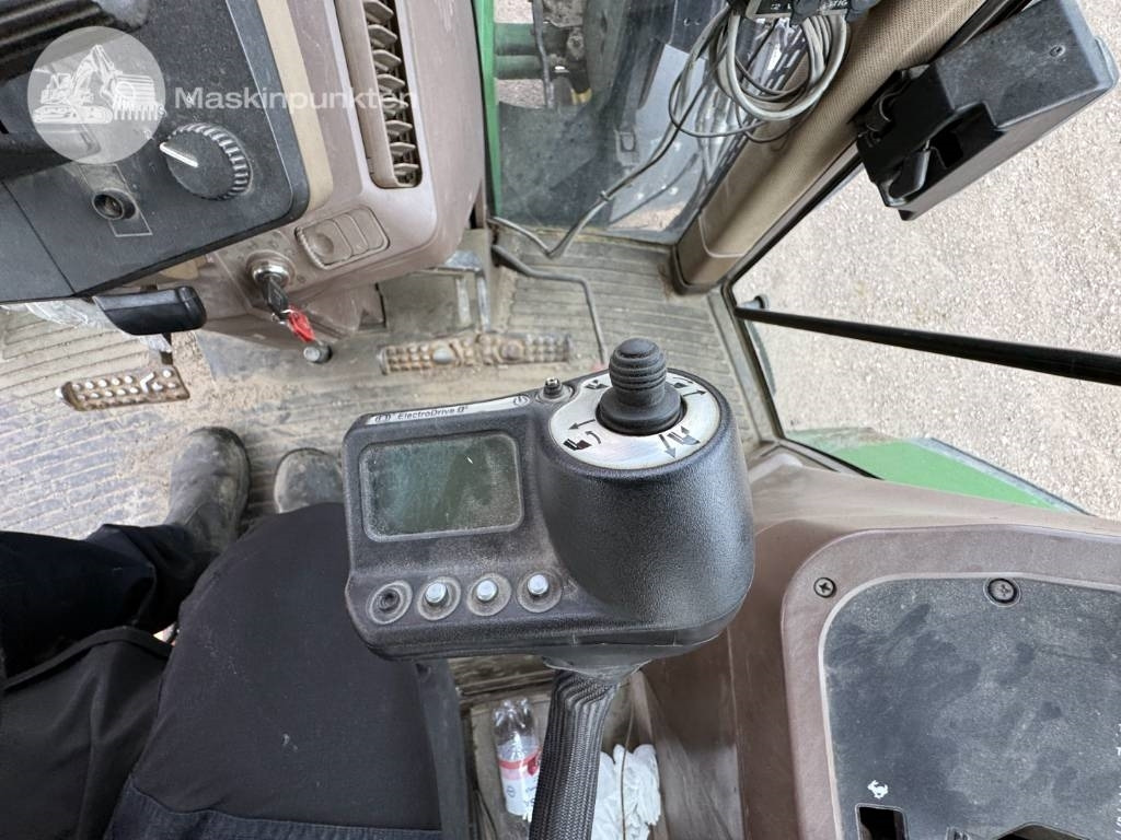 Farm tractor John Deere 7600: picture 43