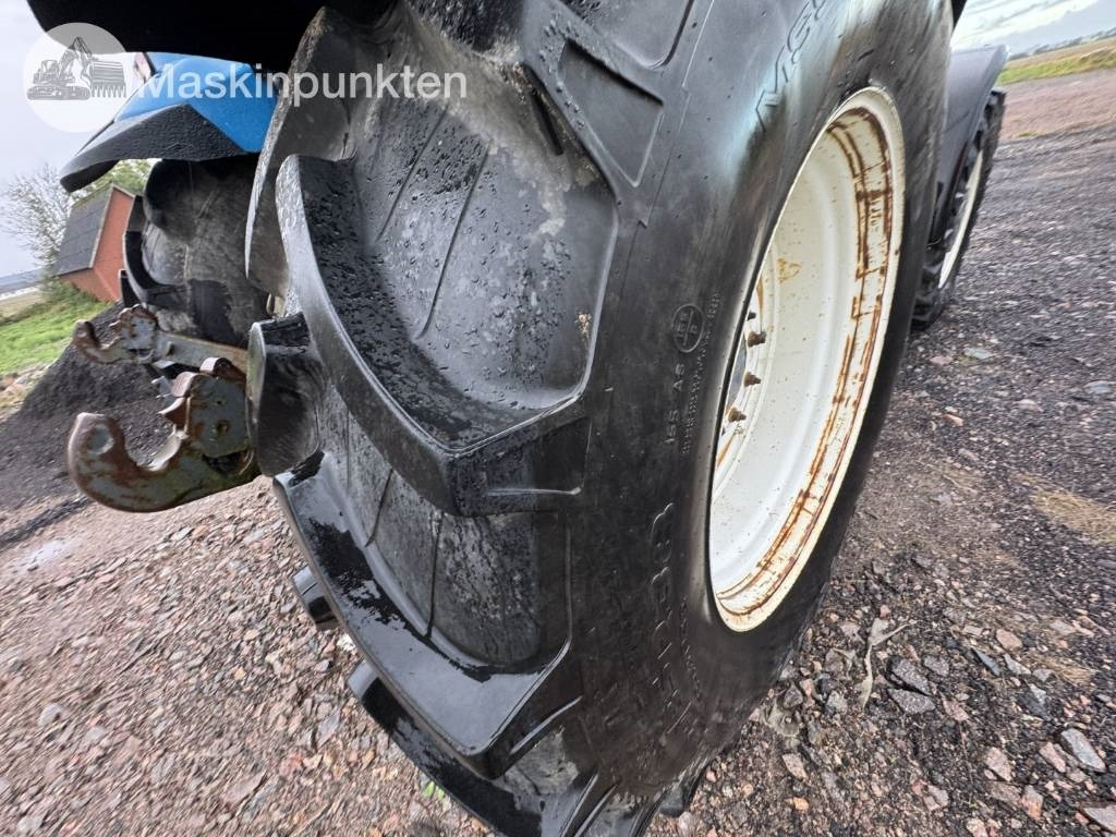 Farm tractor New Holland 8560: picture 11