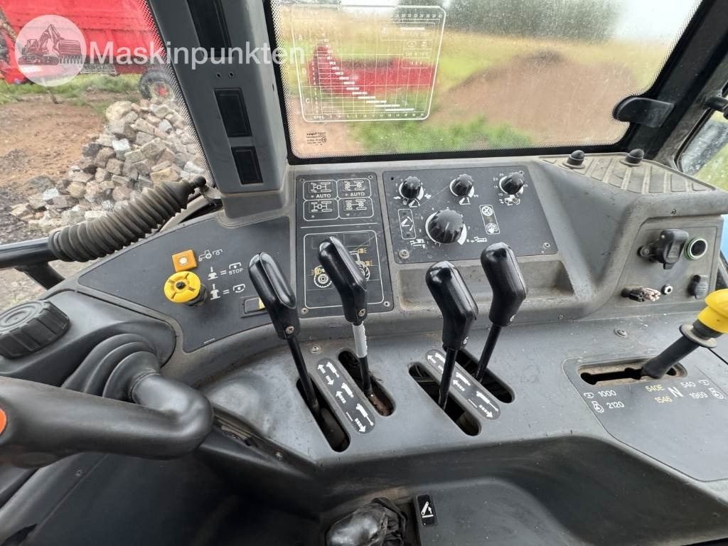 Farm tractor New Holland 8560: picture 32