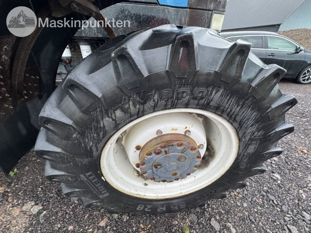 Farm tractor New Holland 8560: picture 16