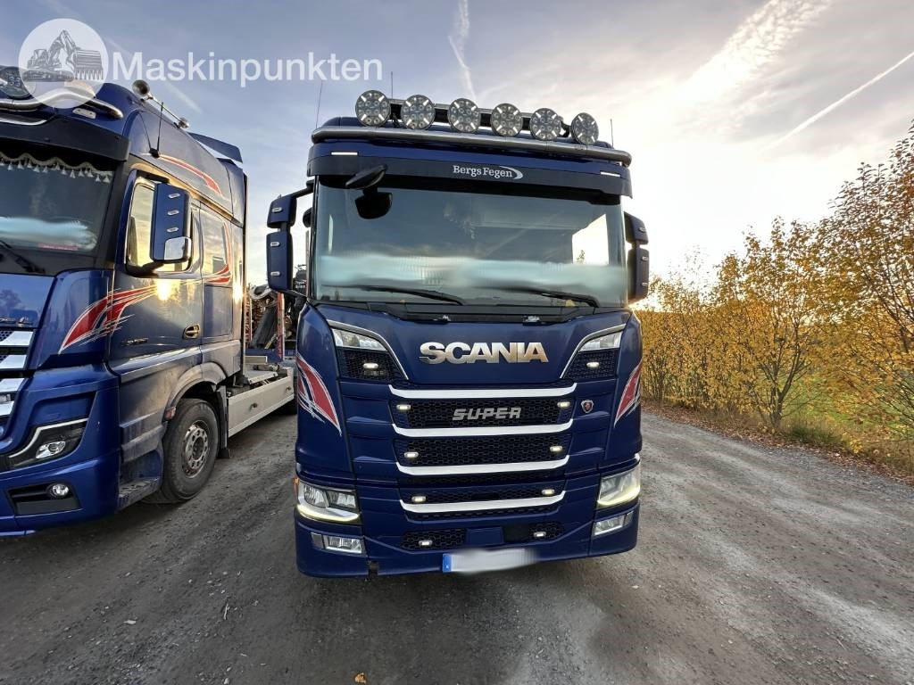 Scania R 580 timmerbil med kran  - Timber truck: picture 2 Scania R 580 timmerbil med kran  - Timber truck: picture 2