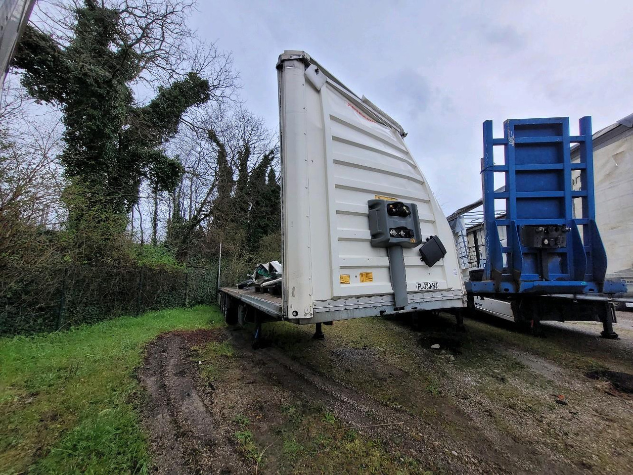 FRUEHAUF SEMI 3 ESSIEUX SAVOYARD FKSRT4 - Dropside/ Flatbed semi-trailer: picture 1 FRUEHAUF SEMI 3 ESSIEUX SAVOYARD FKSRT4 - Dropside/ Flatbed semi-trailer: picture 1