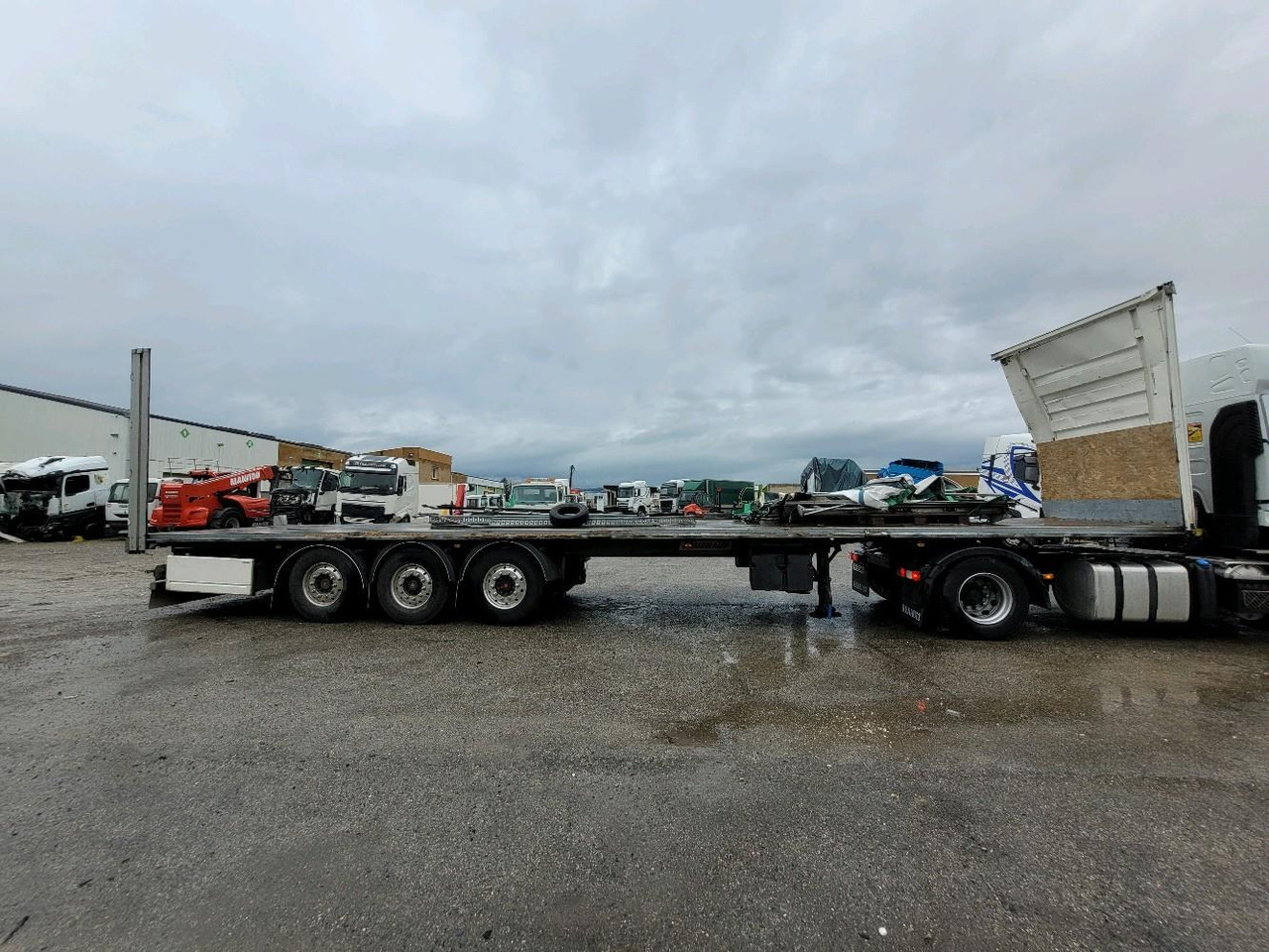FRUEHAUF SEMI 3 ESSIEUX SAVOYARD FKSRT4 - Dropside/ Flatbed semi-trailer: picture 3 FRUEHAUF SEMI 3 ESSIEUX SAVOYARD FKSRT4 - Dropside/ Flatbed semi-trailer: picture 3