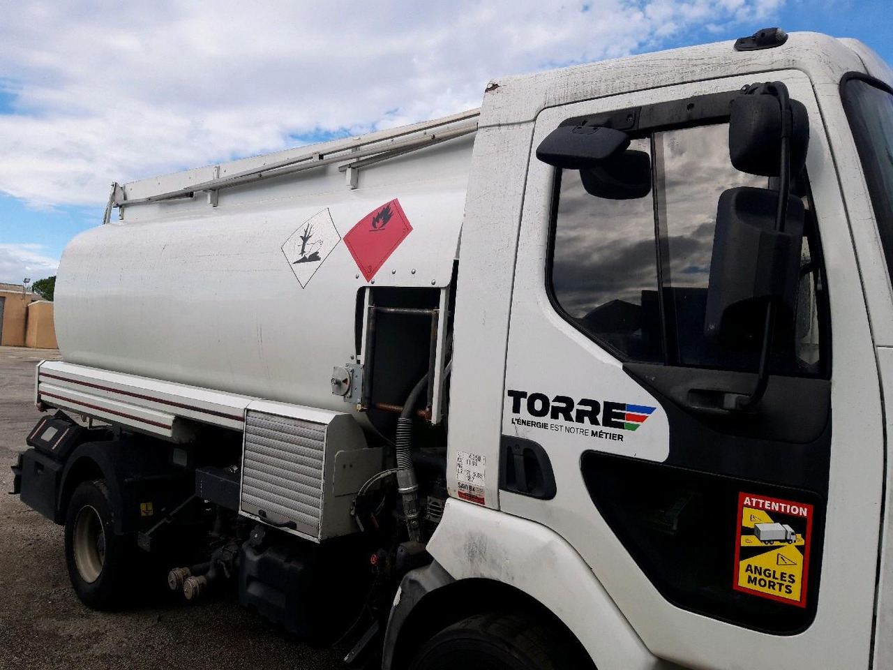 RENAULT MIDLUM CITERNE 7500 - Tank truck: picture 3 RENAULT MIDLUM CITERNE 7500 - Tank truck: picture 3