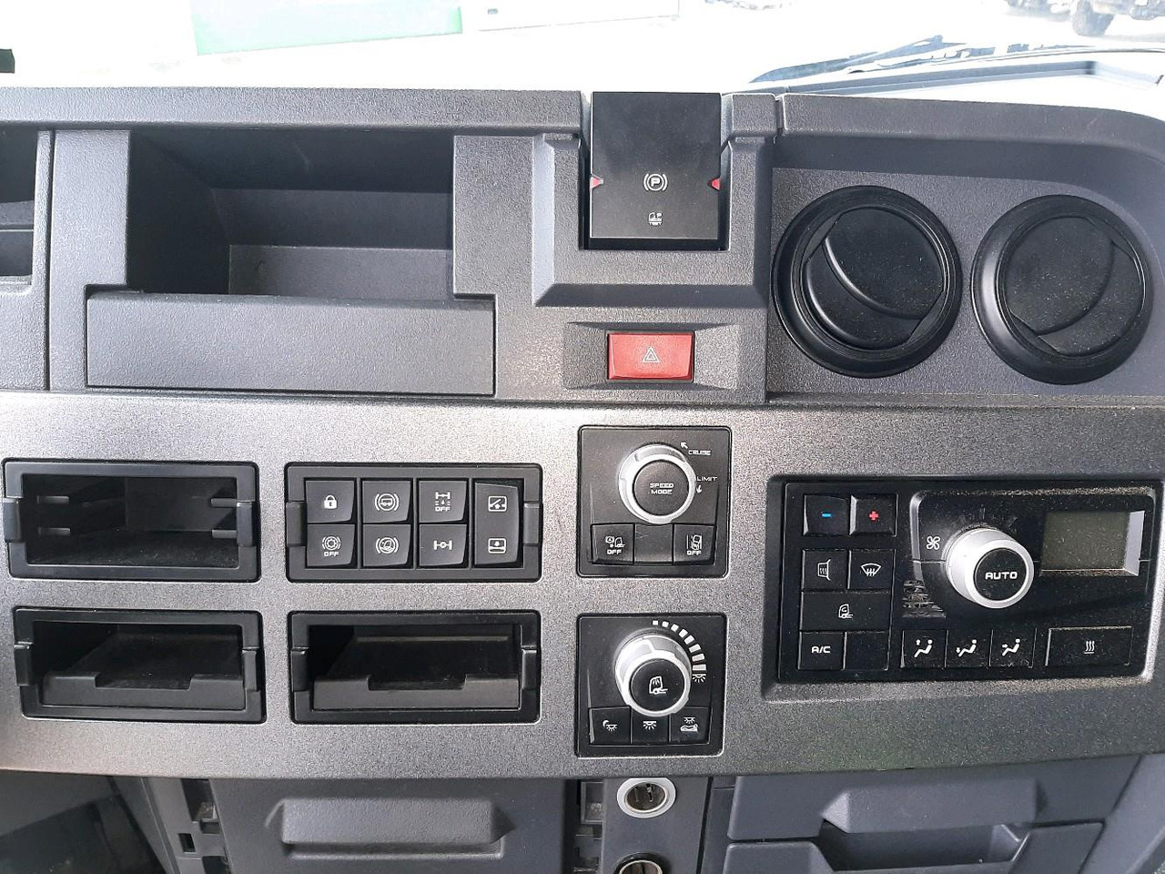 Tractor unit RENAULT T 440: picture 13