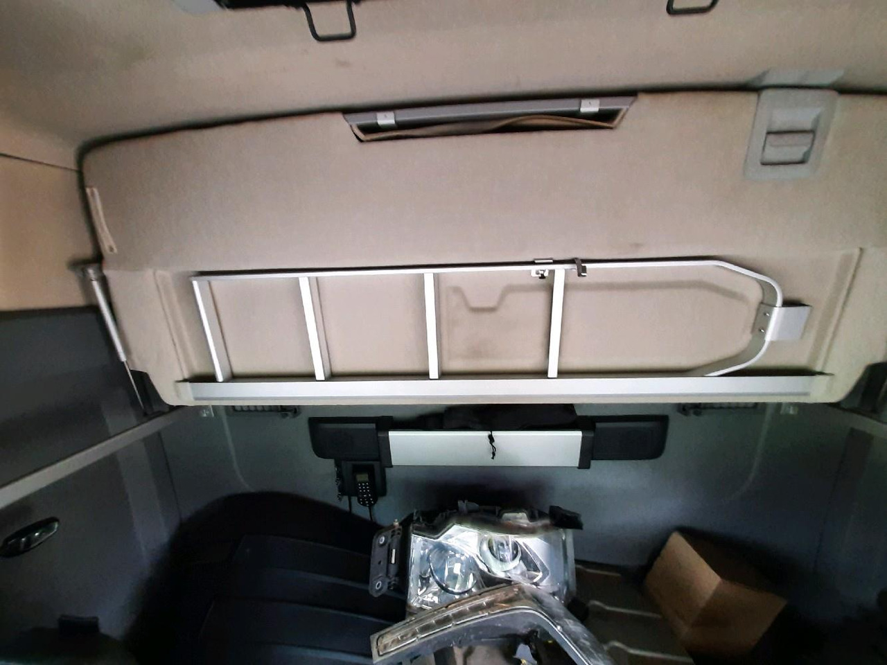 Tractor unit RENAULT T 440: picture 10